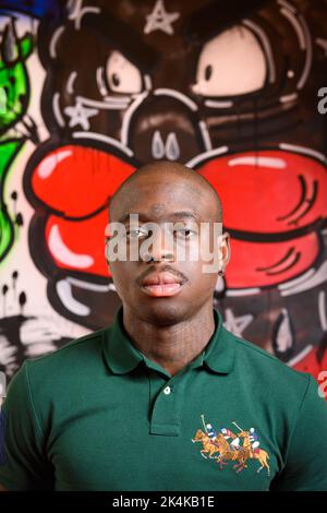 Londres, Royaume-Uni. 3 octobre 2022. L’artiste nigérian Stawn, basé à Londres, photographié avec certaines de ses nouvelles œuvres lors d’une exposition solo présentée par la Galerie Efie de Dubaï, à la Chambre de commerce arabe britannique de Mayfair, Londres. L'exposition se déroulera jusqu'au 5 octobre. Date de la photo: Lundi 3 octobre 2022. Le crédit photo devrait se lire: Matt Crossick/Empics/Alamy Live News Banque D'Images