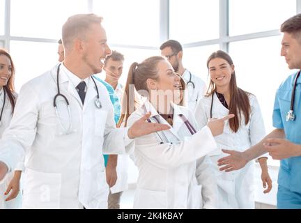 de jeunes médecins traversent le couloir hospitalier Banque D'Images