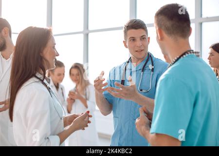 divers professionnels de la santé dans le hall de l'hôpital. Banque D'Images