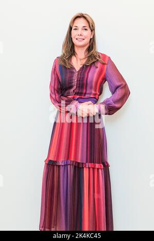 Dame Darcey bussel, DBE, ballerine anglaise à la retraite et danseuse de ballet, souriant, portrait du corps entier à photocall, fond blanc Banque D'Images