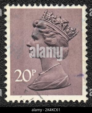 GRANDE-BRETAGNE - VERS 1976: Timbre imprimé par la Grande-Bretagne, montre Portrait de la reine Elizabeth 2, vers 1976 Banque D'Images