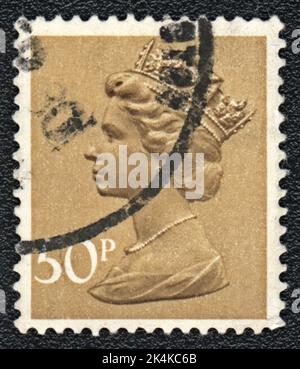 GRANDE-BRETAGNE - VERS 1976: Timbre imprimé par la Grande-Bretagne, montre Portrait de la reine Elizabeth 2 sur jaune, vers 1977 Banque D'Images