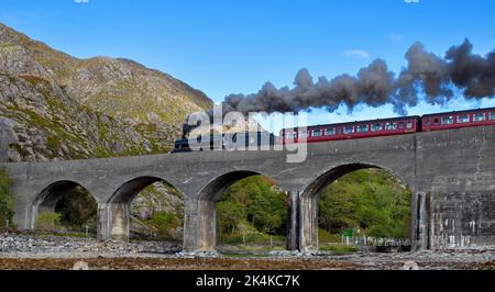 TRAIN DE VAPEUR JACOBITE FUMÉE SOMBRE DU MOTEUR LORSQU'IL TRAVERSE LE VIADUC LOCH NAN UAMH Banque D'Images