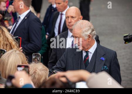 Dunfermline, Fife, Écosse 03 octobre 2022. Le roi Charles et la reine Consort saluent la foule lors de leur visite à Dunfermline © Richard Newton / Alamy Live News Banque D'Images