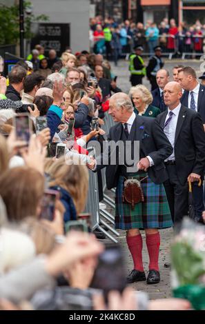 Dunfermline, Fife, Écosse 03 octobre 2022. Le roi Charles et la reine Consort saluent la foule lors de leur visite à Dunfermline © Richard Newton / Alamy Live News Banque D'Images