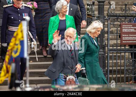 Dunfermline, Fife, Écosse 03 octobre 2022. Le roi Charles et la reine Consort quittant l'abbaye de Dunfermline. Le couple se rend à Dunfermline pour marquer le nouveau statut de huitième ville d'Écosse. © Richard Newton / Alamy Live News Banque D'Images