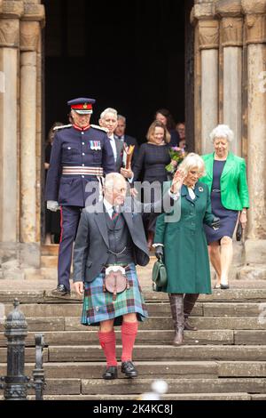 Dunfermline, Fife, Écosse 03 octobre 2022. Le roi Charles et la reine Consort quittant l'abbaye de Dunfermline. Le couple se rend à Dunfermline pour marquer le nouveau statut de huitième ville d'Écosse. © Richard Newton / Alamy Live News Banque D'Images