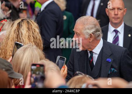 Dunfermline, Fife, Écosse 03 octobre 2022. Le roi Charles et la reine Consort saluent la foule lors de leur visite à Dunfermline © Richard Newton / Alamy Live News Banque D'Images