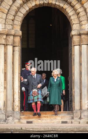 Dunfermline, Fife, Écosse 03 octobre 2022. Le roi Charles et la reine Consort quittant l'abbaye de Dunfermline. Le couple se rend à Dunfermline pour marquer le nouveau statut de huitième ville d'Écosse. © Richard Newton / Alamy Live News Banque D'Images