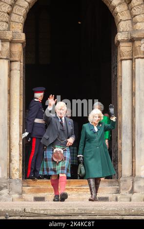 Dunfermline, Fife, Écosse 03 octobre 2022. Le roi Charles et la reine Consort quittant l'abbaye de Dunfermline. Le couple se rend à Dunfermline pour marquer le nouveau statut de huitième ville d'Écosse. © Richard Newton / Alamy Live News Banque D'Images