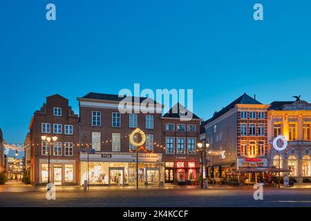 Den bosch, pays-Bas - 21 décembre 2021: Magasins de détail et pub sur la place centrale 'marché' dans le centre-ville de Den Bosch, pays-Bas Banque D'Images