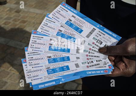 Place du centenaire, Birmingham - 3 octobre 2022 - des manifestants avec des billets aller simple pour le Rwanda avec Liz Truss, Priti Patel et le nom de Boris Johnson imprimés à la Conférence du Parti conservateur à Birmingham au Centre international des congrès et à la place du Centenaire. Crédit photo : Scott cm/Alay Live News Banque D'Images