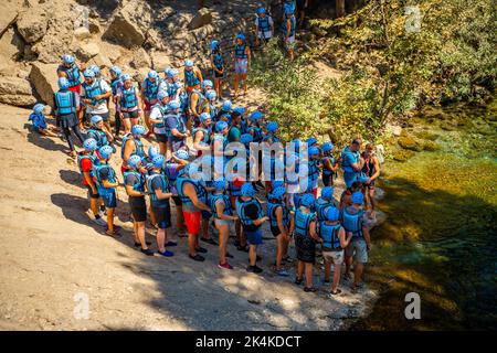 Manavgat, Turquie - 12 septembre 2022 : excursion en canyoning et rafting sur le fleuve Koprucay à Manavgat, Antalya, Turquie Banque D'Images