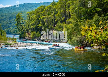 Manavgat, Turquie - 12 septembre 2022 : excursion en canyoning et rafting sur le fleuve Koprucay à Manavgat, Antalya, Turquie Banque D'Images