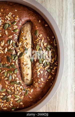 Pain à la banane maison décoré de graines de citrouille et de tournesol, Belgique Banque D'Images