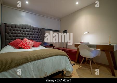 chambre, chambre, en arrière-plan vous pouvez voir une salle de bains, avec porte coulissante en miroir, porte en bois Banque D'Images