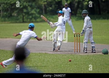 Tournoi de cricket de la prime Bank National School 2021-22 match entre la Premier Ideal High School, Mymensingh et la Shishu Niketon High School, Rangpur à J Banque D'Images
