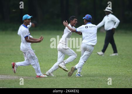 Tournoi de cricket de la prime Bank National School 2021-22 match entre la Premier Ideal High School, Mymensingh et la Shishu Niketon High School, Rangpur à J Banque D'Images