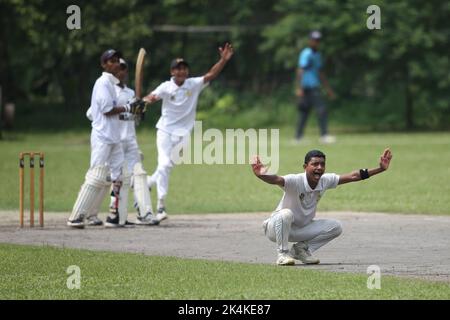 Tournoi de cricket de la prime Bank National School 2021-22 match entre la Premier Ideal High School, Mymensingh et la Shishu Niketon High School, Rangpur à J Banque D'Images