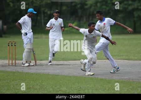 Tournoi de cricket de la prime Bank National School 2021-22 match entre la Premier Ideal High School, Mymensingh et la Shishu Niketon High School, Rangpur à J Banque D'Images