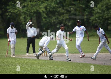 Tournoi de cricket de la prime Bank National School 2021-22 match entre la Premier Ideal High School, Mymensingh et la Shishu Niketon High School, Rangpur à J Banque D'Images