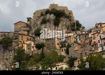 Vue panoramique sur Cervara di Roma, ancien village rural de la province de Rome, Lazio Italie Banque D'Images