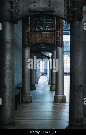 Un cliché vertical de piliers architecturaux anciens dans un bâtiment Banque D'Images
