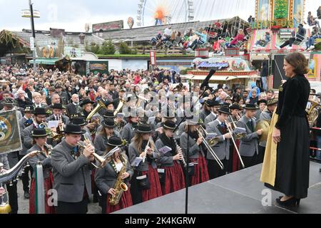 Munich, Allemagne. 03rd octobre 2022. Verena Dietl, maire de Munich en 3rd (r), se conduit au firecracker traditionnel qui tourne sous la Bavière. L'Oktoberfest se termine ce lundi. Credit: Felix Hörhager/dpa/Alay Live News Banque D'Images