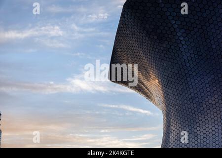 musée soumaya à CDMX, mexique. Coucher de soleil reflet du coucher de soleil sur le bâtiment, panneaux d'aluminium ou alucobon Banque D'Images