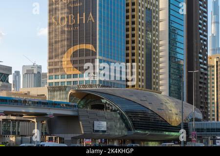 Dubaï, Émirats arabes Unis - 7th février 2022 : Un métro de Dubaï arrivant à temps à la station Emirates Towers sur Sheikh Zayed Road. Banque D'Images