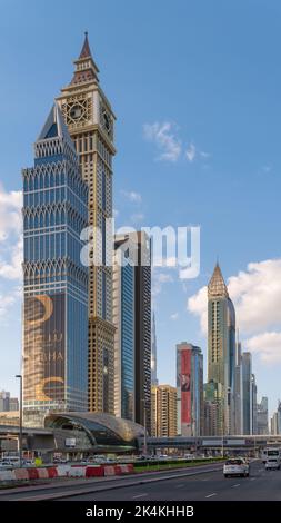 Dubaï, Émirats arabes Unis - 7th février 2022 : gratte-ciels modernes et station de métro sur la route très fréquentée Sheikh Zayed. Banque D'Images