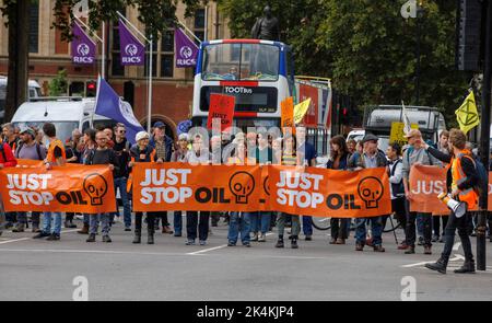 Londres, Royaume-Uni. 3rd octobre 2022. Il suffit d'arrêter la démonstration d'huile. Il suffit de mettre fin à la résistance civile du groupe pétrolier contre la décision du gouvernement de poursuivre l'exploration, la mise en valeur et la production de combustibles fossiles. Crédit : Karl Black/Alay Live News Banque D'Images