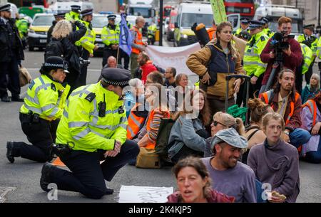 Londres, Royaume-Uni. 3rd octobre 2022. Il suffit d'arrêter la démonstration d'huile. Il suffit de mettre fin à la résistance civile du groupe pétrolier contre la décision du gouvernement de poursuivre l'exploration, la mise en valeur et la production de combustibles fossiles. Crédit : Karl Black/Alay Live News Banque D'Images