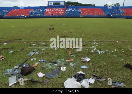 Malang. 3rd octobre 2022. Photo prise le 3 octobre 2022 montre une vue du stade Kanjuruhan à Malang, Java est, Indonésie. Le Stampede s'est produit samedi fin au stade Kanjuruhan à Malang regency après que le club AREMA Malang a perdu à Persebaya Surabaya lors d'un match de football de la ligue indonésienne. Credit: Bayu Novanta/Xinhua/Alamy Live News Banque D'Images