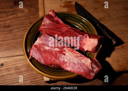 Viande crue photographiée dans le cadre d'un discours d'histoire sur la conservation de la viande au Weald & Downland Living Museum à Singleton, Chichester, Royaume-Uni. Banque D'Images