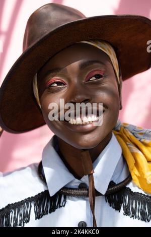 Fille africaine riant. Sourire authentique. Fille avec un chapeau de cow-boy. Banque D'Images