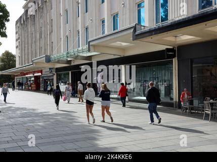 Armada Way de Plymouth, qui abrite un magasin de créateurs haut de gamme de flanelles. Actuellement en pleine mutation, le centre commercial régional a encore beaucoup de grands noms Banque D'Images