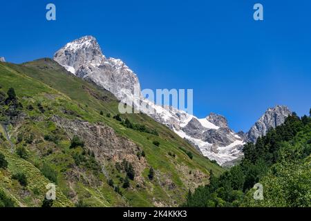 Ushba (4710m haut) dans le Haut-Svaneti, Géorgie. Vue depuis la vallée de Guli. Banque D'Images