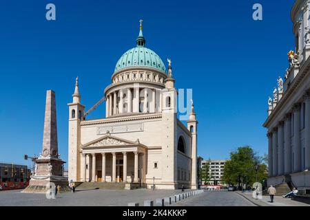 Modifier Markt avec St. Nikolaikirche et obélisque de marbre à Potsdam Banque D'Images