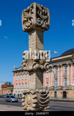 Colonne Postmile dans le centre de Potsdam, en arrière-plan le Parlement d'état dans le palais de la ville Banque D'Images