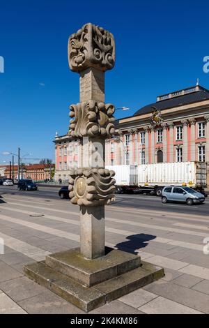 Colonne Postmile dans le centre de Potsdam, en arrière-plan le Parlement d'état dans le palais de la ville Banque D'Images