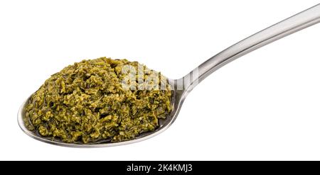 Sauce pesto au basilic dans une cuillère isolée sur fond blanc Banque D'Images