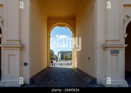 Vue sur la Luisenplatz par la porte de Brandebourg à Potsdam Banque D'Images