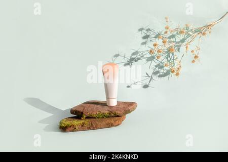 Crème cosmétique pour le soin de la peau sur fond plat de pierres naturelles. Produits écologiques de beauté biologique. Photo de haute qualité Banque D'Images