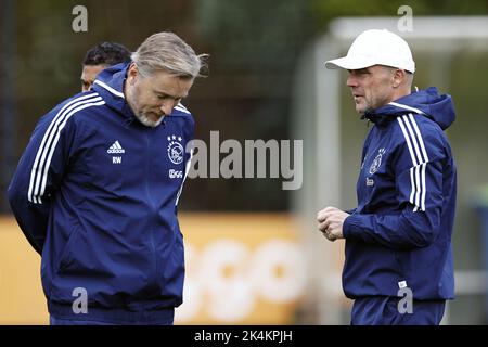 AMSTERDAM - (LR) l'entraîneur adjoint d'Ajax Michael Reiziger, l'entraîneur adjoint d'Ajax Richard Witschge, l'entraîneur d'Ajax Alfred Schreuder pendant la session de formation avant le match de la Ligue des champions entre Ajax Amsterdam et SSC Napoli au complexe sportif de Toekomst sur 3 octobre 2022 à Amsterdam, pays-Bas . ANP MAURICE VAN STEEN Banque D'Images