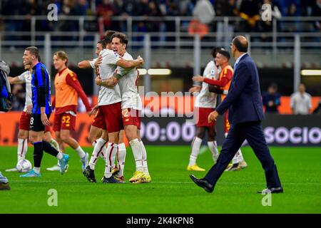 Milan, Italie. 01st, octobre 2022. Nicolo Zaniolo (22) et Nemanja Matic (8) de Roma célèbrent la victoire après le coup de sifflet final de la série Un match entre Inter et Roma à Giuseppe Meazza à Milan. (Crédit photo: Gonzales photo - Tommaso Fimiano). Banque D'Images