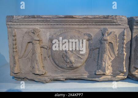 Rome, Centrale Montemartini, Musée, Triumphal Monument érigé par Bacoccus, roi de Mauritanie, calcaire gris Banque D'Images
