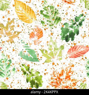 Résumé automne Thanksgiving feuille aquarelle traces sans couture motif. Délicate aquarelle colorée laisse ornement sur fond blanc. Imprimer pour tex Banque D'Images