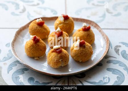 Tapas espagnoles traditionnelles, croquettes de jambon Banque D'Images