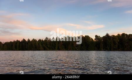 Paysage naturel canadien au coucher du soleil. Rocky point Park, Port Moody, Vancouver Banque D'Images